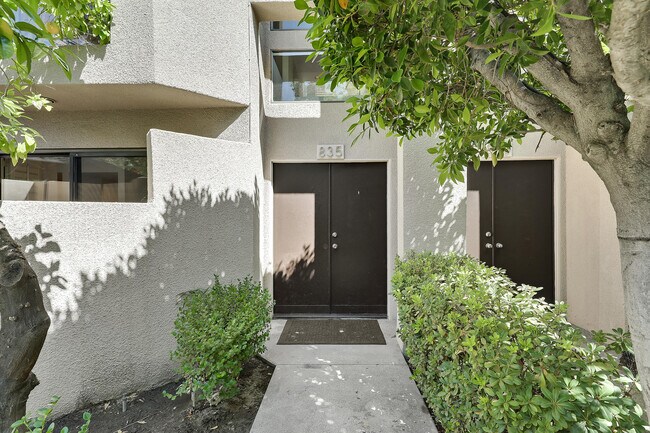 Building Photo - 835 Village Square S