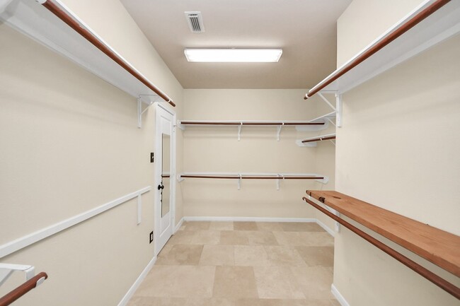 Building Photo - 2218 Longspur Ln