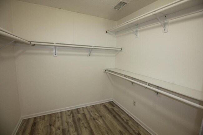 Building Photo - 9944 Murnane St