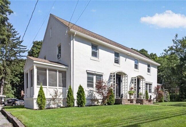 Building Photo - 476 Providence St