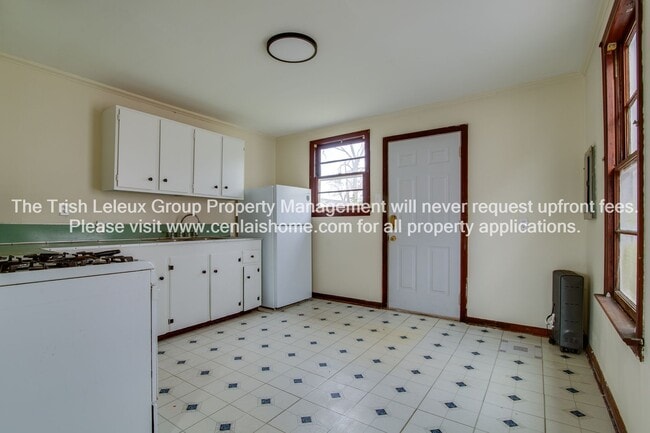 Building Photo - Near Downdown Pineville large 2/1 freshly painted.