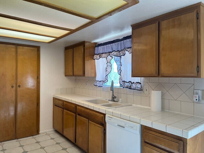 Building Photo - 3 bedroom 2 bathroom Home in the City of Victorville!