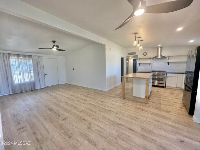 Building Photo - 227 S Ave B