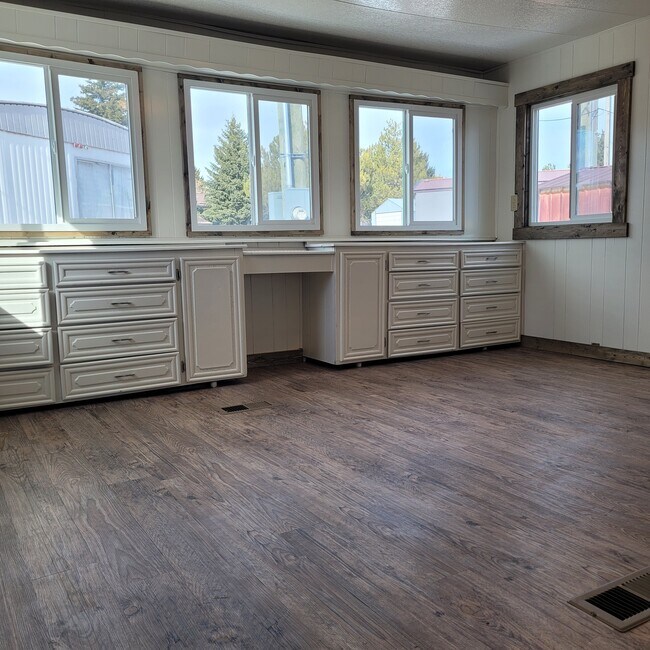 Building Photo - Mountain View Estates