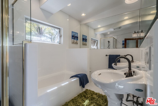 Building Photo - 7036 Grasswood Ave