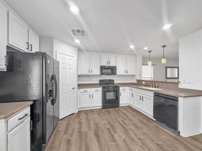 Building Photo - Charming 3-Bedroom, 2.5-Bath Home in a Des...