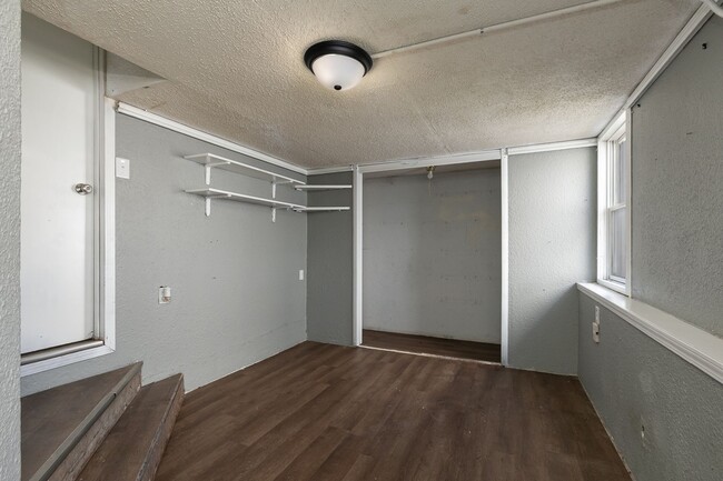 Building Photo - REMODELED 4 Bedroom | 1 Bathroom | 1400 sq...