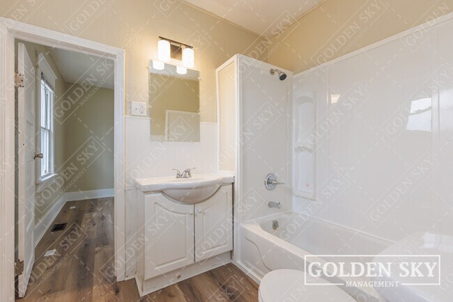 Building Photo - 2440 S Hoyt Ave