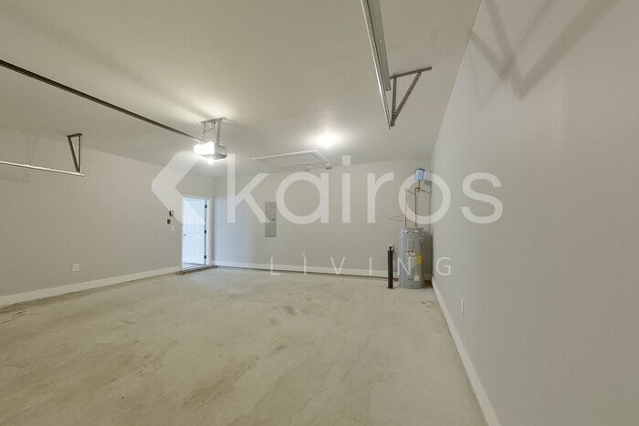 Building Photo - 165 Maple Leaf Dr