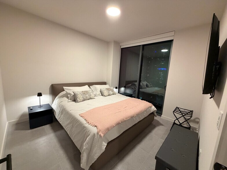 Building Photo - 121 NE 5th St