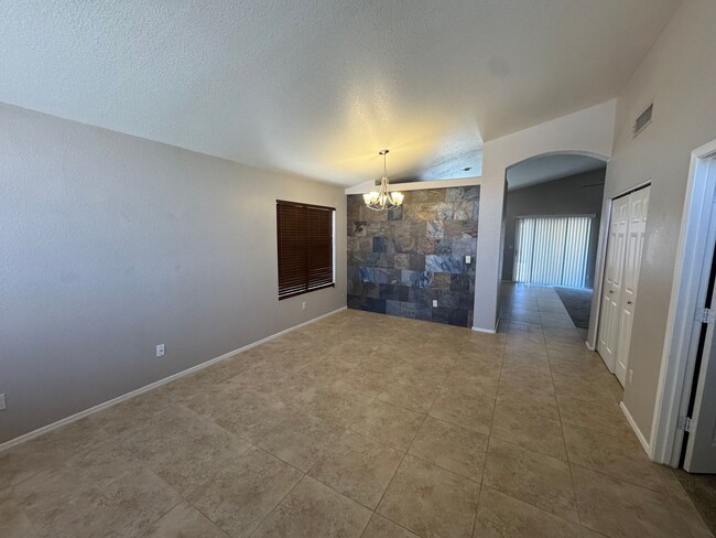 Building Photo - Beautiful & Cozy Chandler Home!