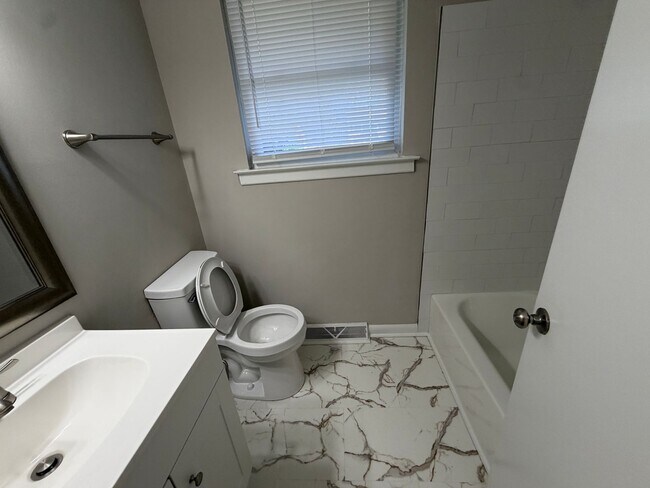 Building Photo - 126 Deerfield Dr