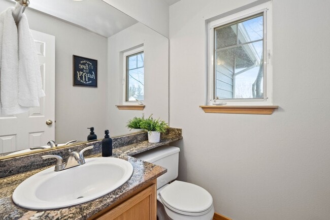 Building Photo - Immaculate 3 bed with lg fenced yard