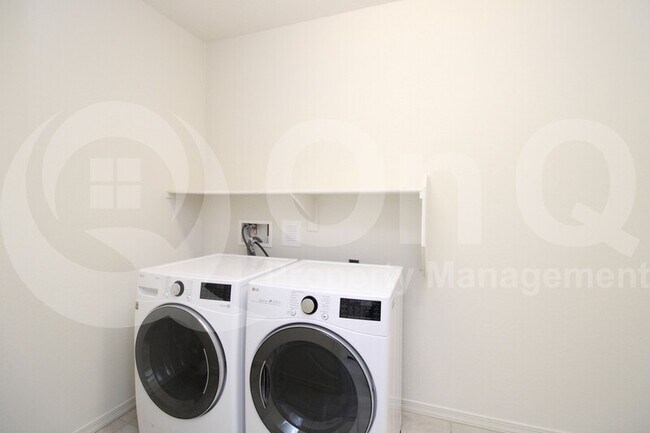 Building Photo - 5866 N 86th Ln