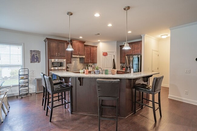 Building Photo - Forest Lakes Pooler