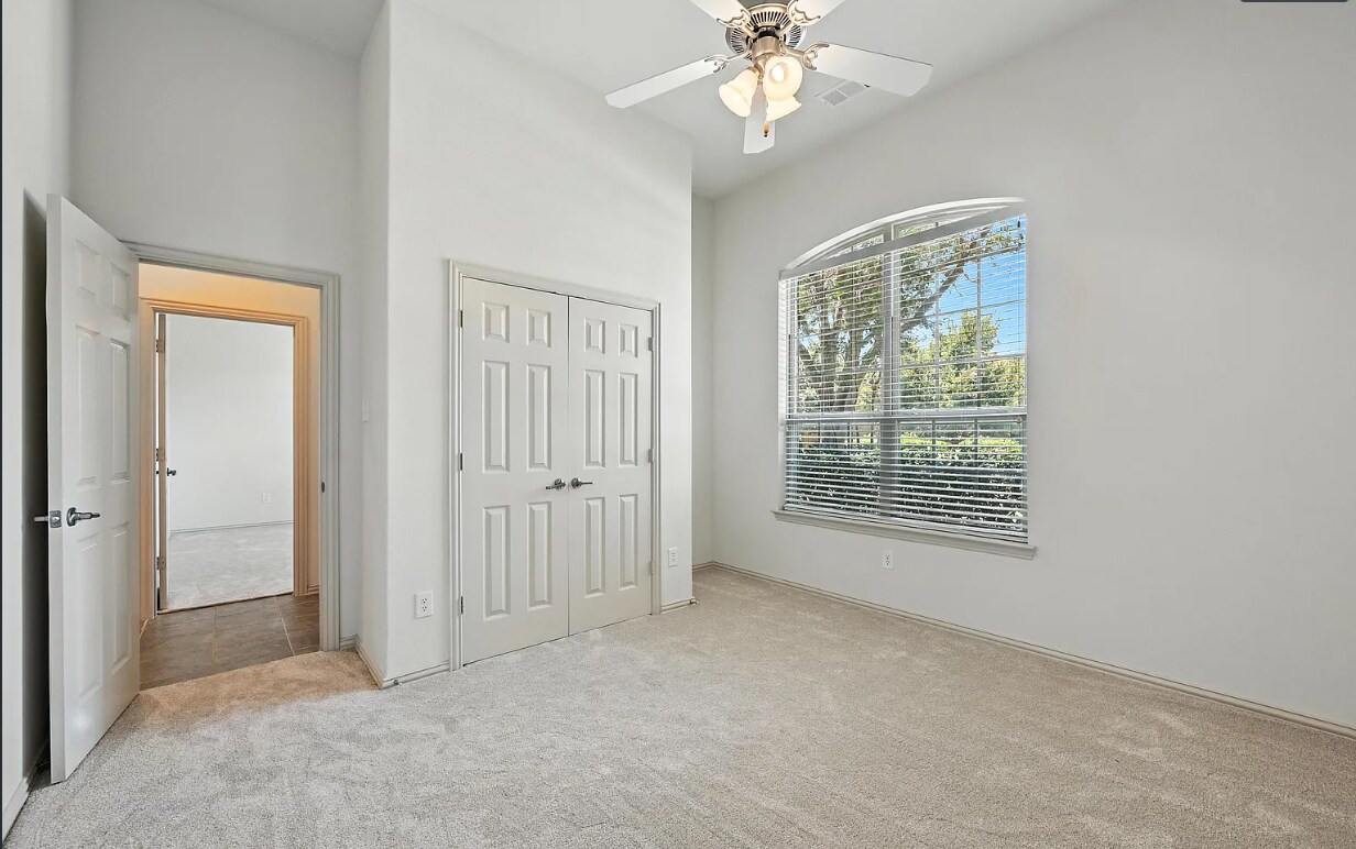 Building Photo - Room in House on Smoke Tree Dr