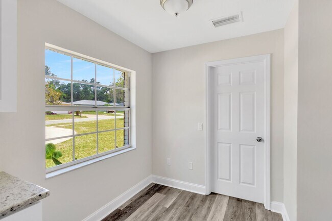 Building Photo - Remodeled Pool Home in the Heart of Brandon, FL