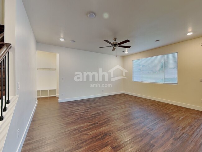 Building Photo - 749 S Rocker Ave