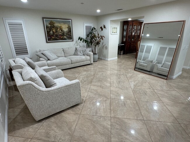 Building Photo - Beautiful 5 Bedroom Home