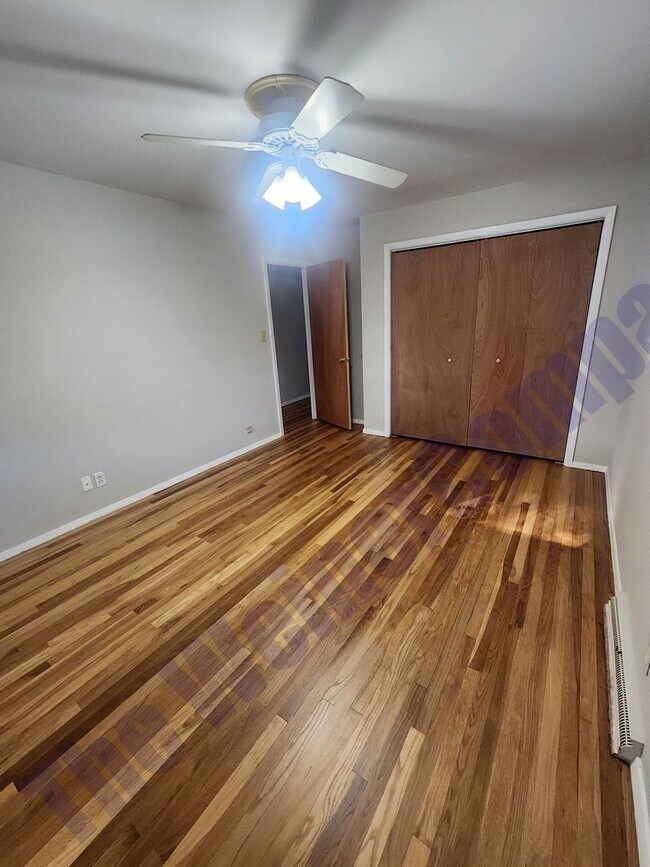 Building Photo - 4 Bedroom 2 bath House Available August 1st!