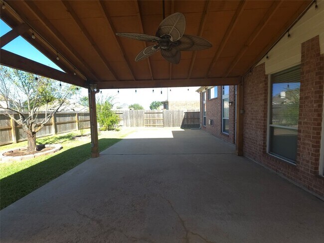 Building Photo - 3027 Providence Oak St