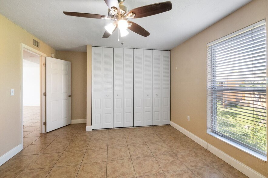 Building Photo - 12630 Kenwood Ln