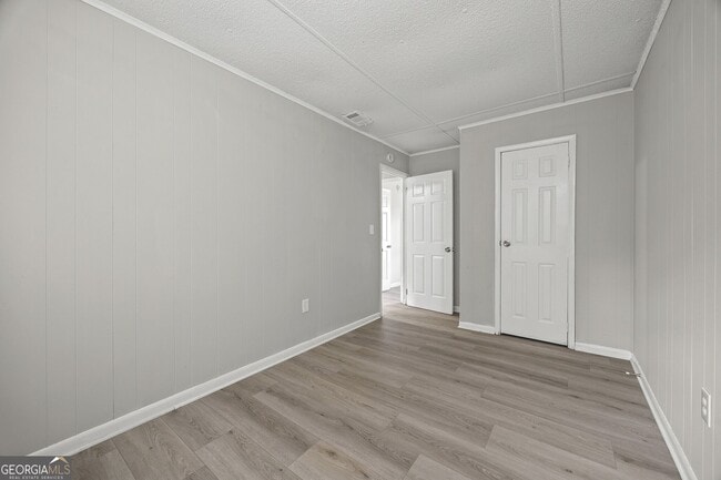 Building Photo - 2830 Village Green Dr