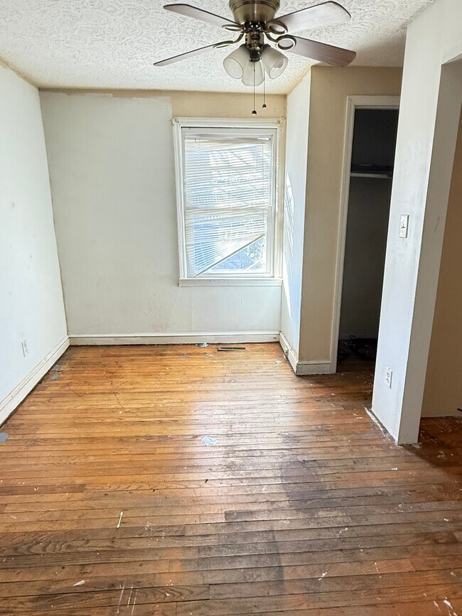 Bedroom - 400 Farrar St