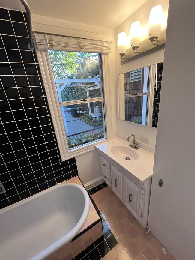 bathroom with deck view - 404 N Venice Blvd