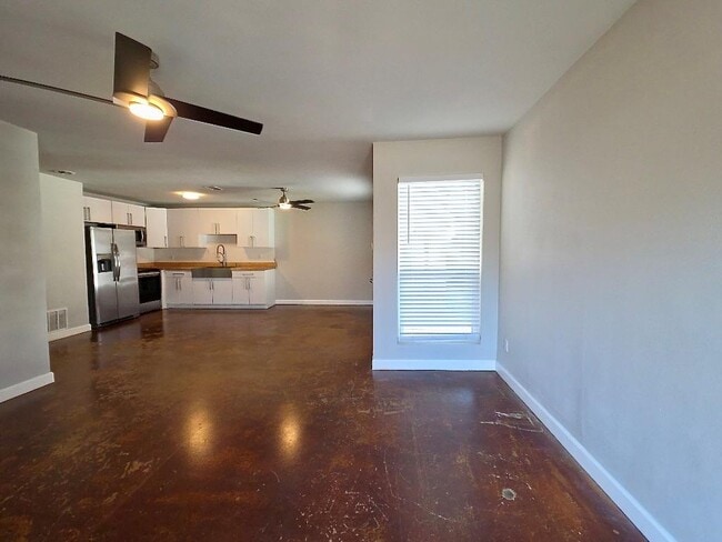 Building Photo - 2401 La Casa Dr