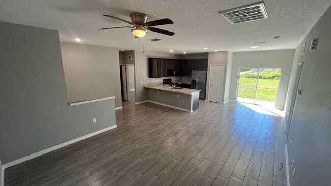 Building Photo - ADORABLE 3 Bedroom / 2 Bathroom Home in Pa...