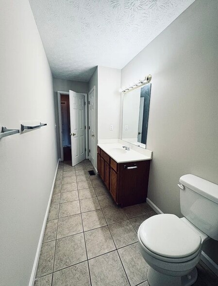 Building Photo - 634 Hampton Way