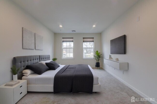 Building Photo - 722 Lorhan Dr