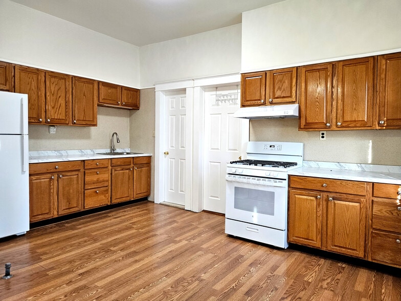 Full Kitchen with stove - 59 E Main St