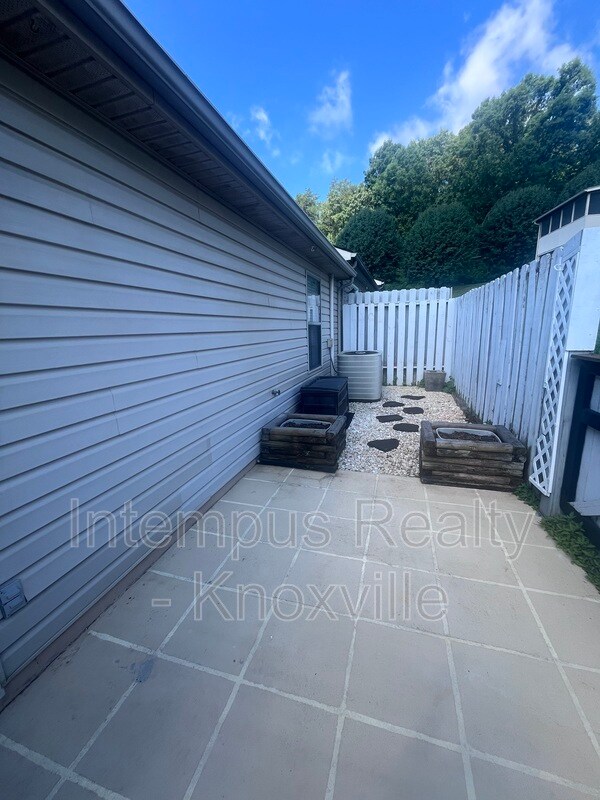 Building Photo - 813 Villaview Way