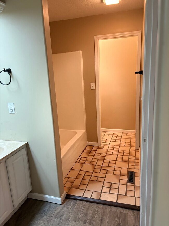 Building Photo - 3 Bedroom All Brick Home Southwest Springf...