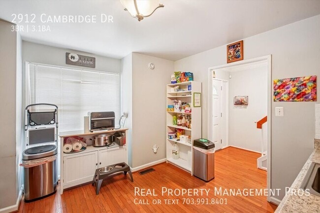 Building Photo - 2912 Cambridge Dr