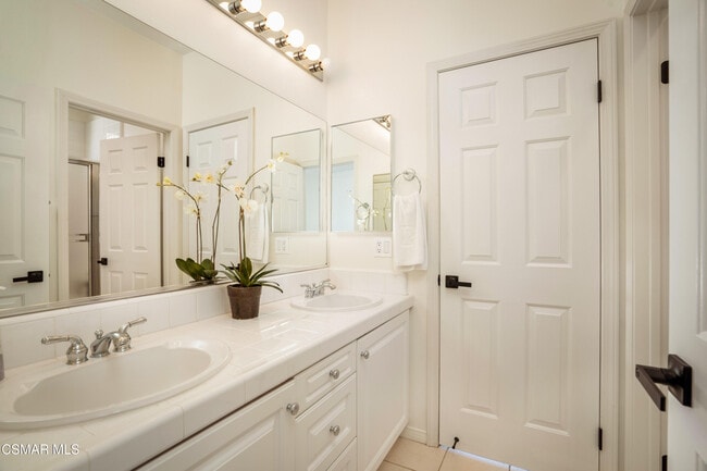 Building Photo - 1004 Lambourne Pl