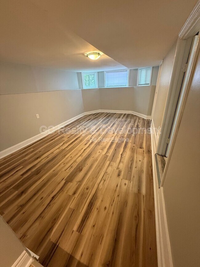 Building Photo - 2519 N Hamlin Ave