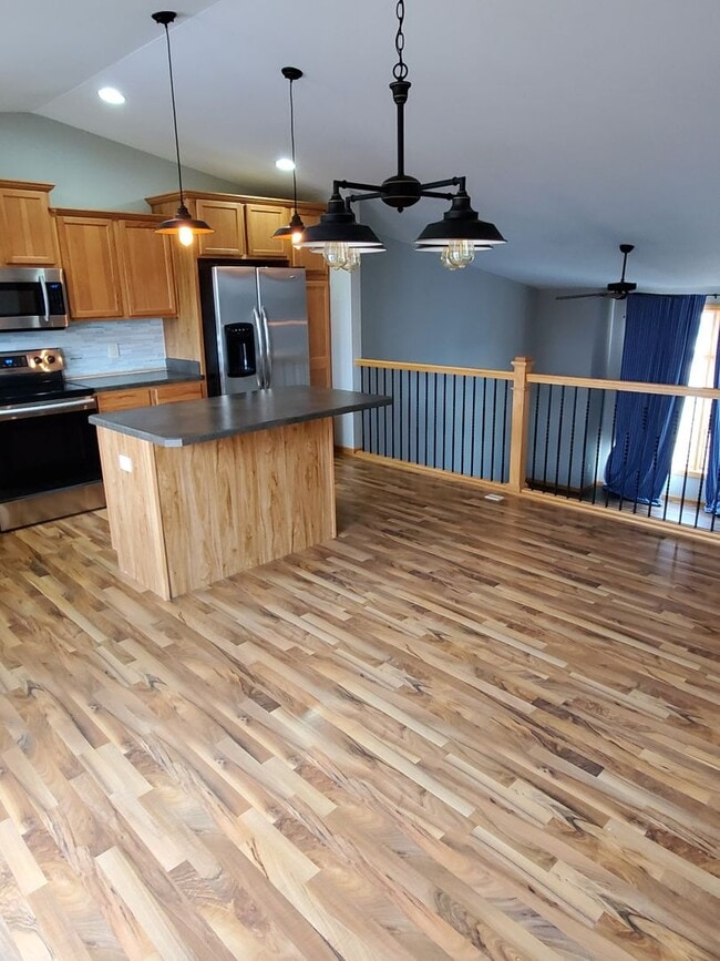 Building Photo - Beautiful 4 bedroom pet friendly house on ...