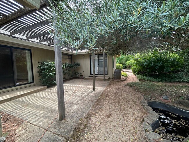 Building Photo - 8280 Oakmont Dr