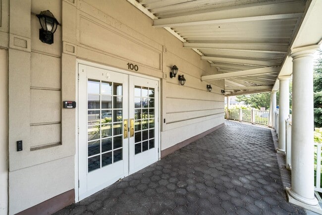Building Photo - 100 Shearwater Ct E