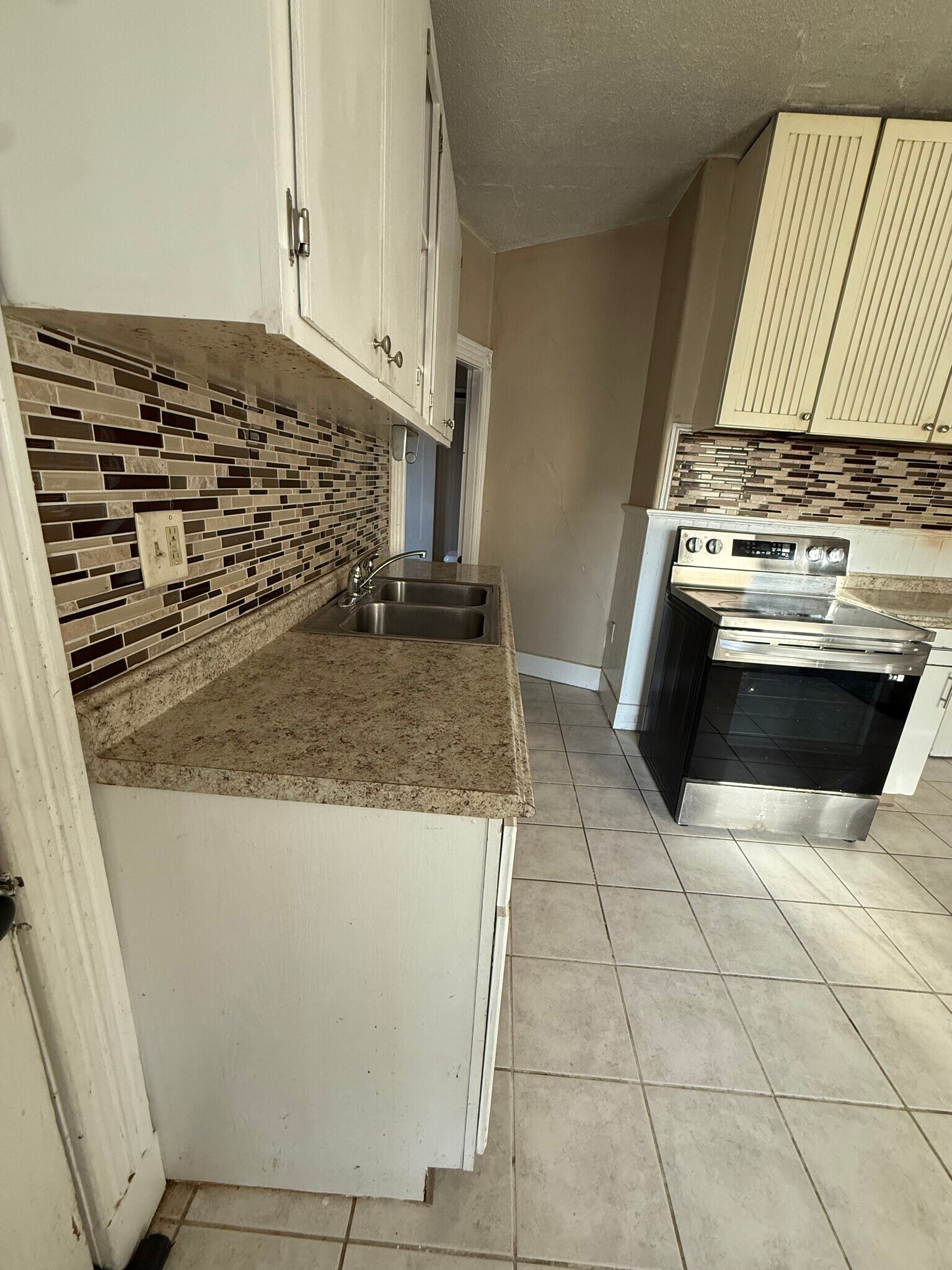 Building Photo - 17 Sunnyside Ave