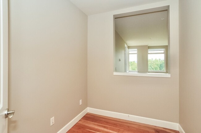 Building Photo - Waterview Condo 2 bed, 2 bath in Point Edw...