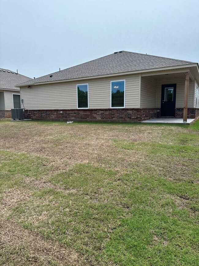 Building Photo - Three Bedroom | Two Bath Home in Shadow Valley