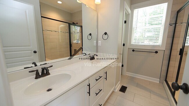 Building Photo - 1724 Arrowhead Dr