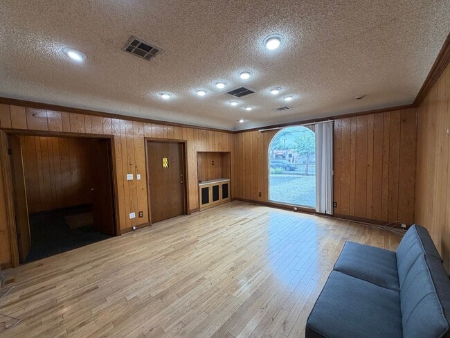 Building Photo - 3BEDROOM 1 BATHROOM COMMERCIAL PROPERTY