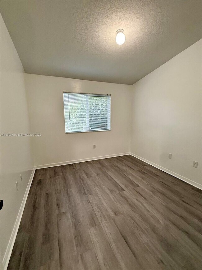 Building Photo - 980 NE 33rd Terrace