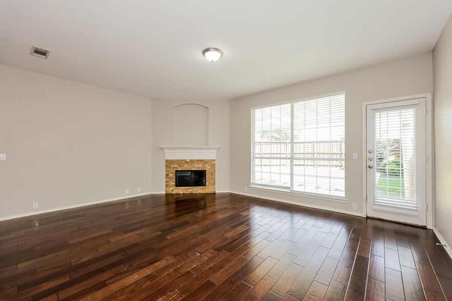 Building Photo - 2325 Cimmaron Dr