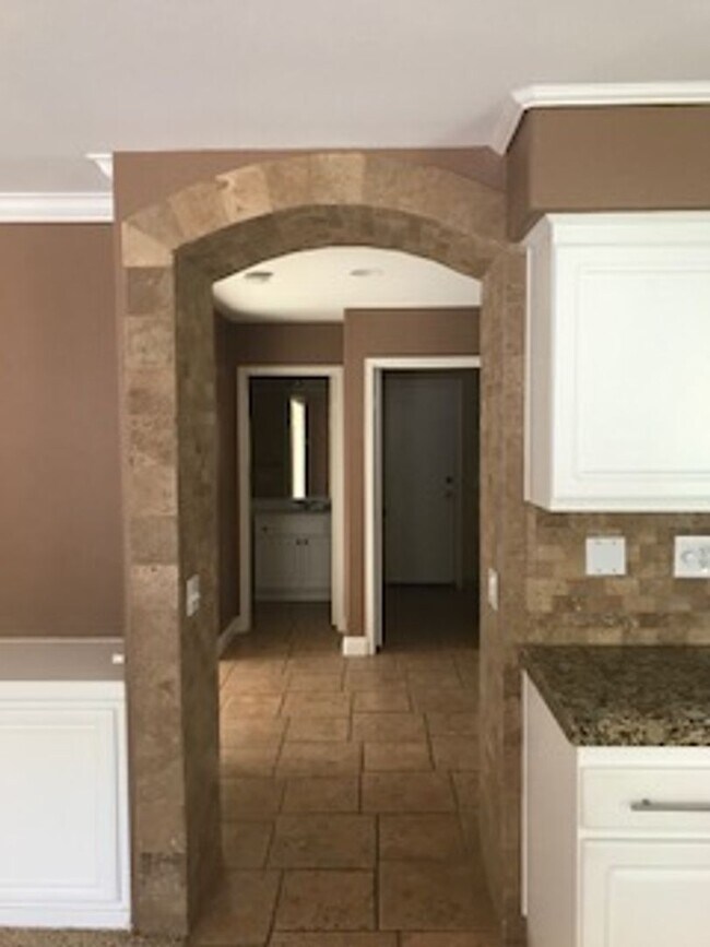 Building Photo - Lovely 4 bed 3+ bath